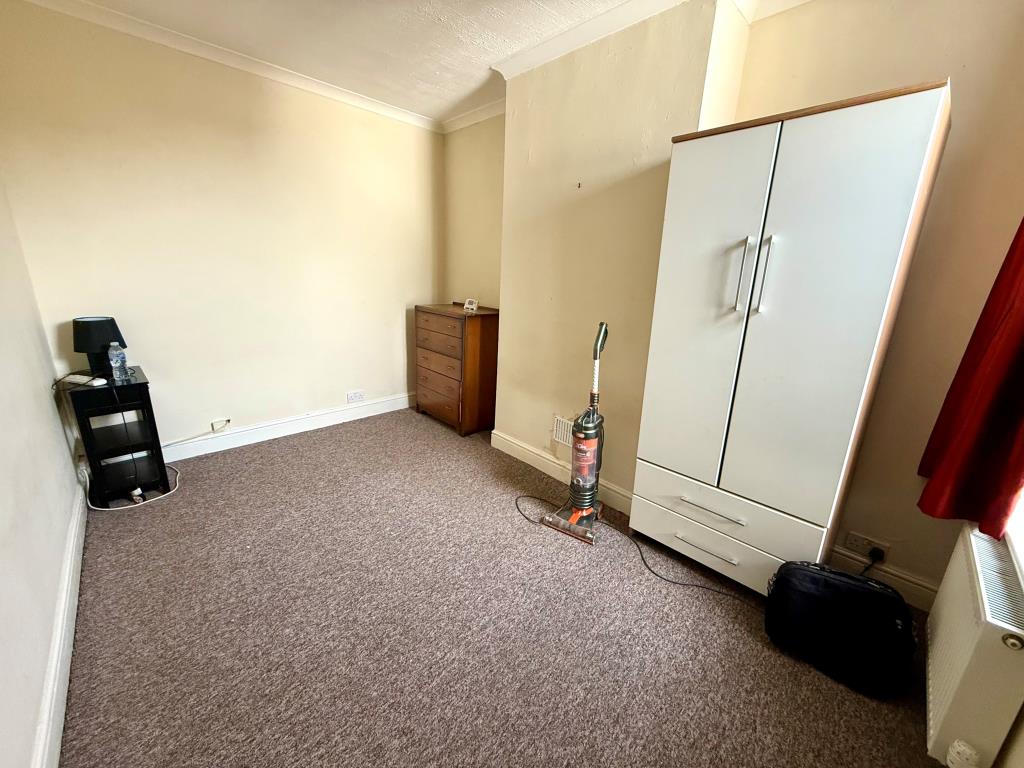 Lot: 107 - VACANT PROPERTY ARRANGED AS TWO FLATS - First floor bedroom